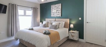 Perfect Booking | 4 Bed Home in Aberdare