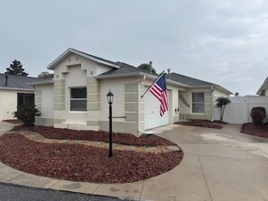 Exterior - The Villages 2 bedroom / 2 bath home minutes from Lake Sumter Landing (The Villages)