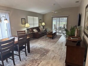 Living area - The Villages 2 bedroom / 2 bath home minutes from Lake Sumter Landing (The Villages)