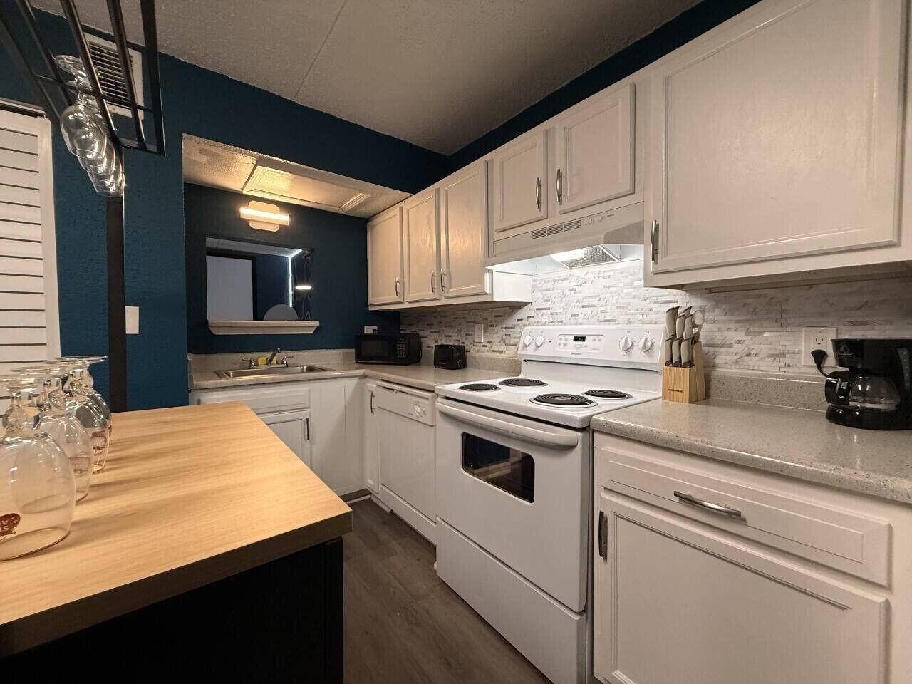 Coffee/tea maker, fridge, microwave, oven