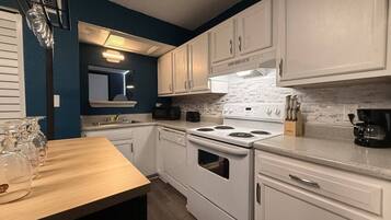 Coffee/tea maker, fridge, microwave, oven