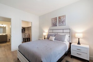 1 bedroom, WiFi, bed sheets - Modern Suite Near Convention Center • Free Parking (Hot Springs)