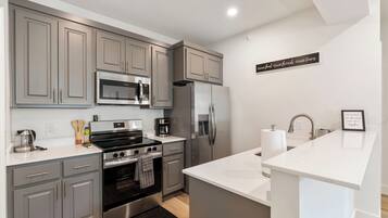 Fridge, oven, stovetop, dishwasher