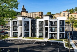 A multi-story parking garage with a clear sky and a distant building. - Charming 1 BR • Balcony • Free Parking • Downtown (Hot Springs)