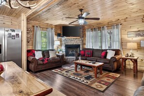 TV, fireplace, table football, ping pong - 3/2, Resort Pool, Sauna, Cold Plunge, Hot Tub, Arcade, Game Room, Sleeps 8 (Gatlinburg)