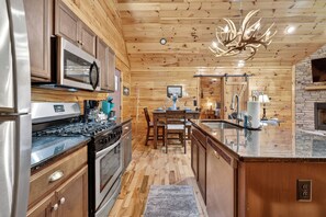 Microwave, stovetop, dishwasher, coffee/tea maker - Gorgeous 2/2 in Gatlinburg w/Free Tickts to Dollywood,Anakeesta,Aquarium,Zipline (Gatlinburg)