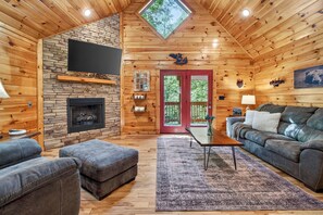TV, fireplace - Gorgeous 2/2 in Gatlinburg w/Free Tickts to Dollywood,Anakeesta,Aquarium,Zipline (Gatlinburg)
