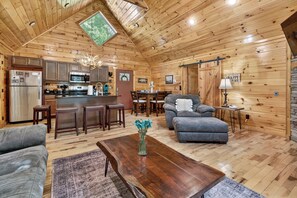 TV, fireplace - Gorgeous 2/2 in Gatlinburg w/Free Tickts to Dollywood,Anakeesta,Aquarium,Zipline (Gatlinburg)