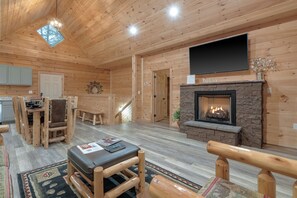 Interior - 4/4 Pet Friendly, Free Tickets to Dollywood, Pool Table, Resort Pool, Hot Tub (Gatlinburg)