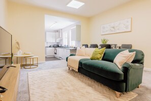 Living area - Bright 3-Bed Home | Letchworth Stay (Letchworth Garden City)