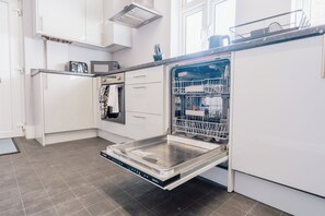 Private kitchen - Bright 3-Bed Home | Letchworth Stay (Letchworth Garden City)
