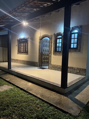 Property grounds - Comfortable house – 2 bedrooms, gated community and garage in a great location. (Maricá)