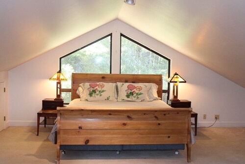 The Pelican Retreat, a rustic apartment with scenic ocean views!