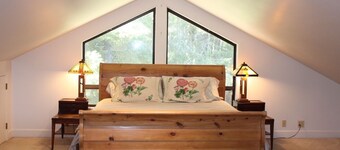 The Pelican Retreat, a rustic apartment with scenic ocean views!