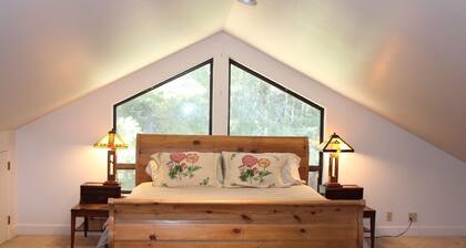 The Pelican Retreat, a rustic apartment with scenic ocean views!