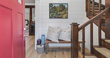 Walk to Downtown - Hot Tub - Outdoor Space - AC