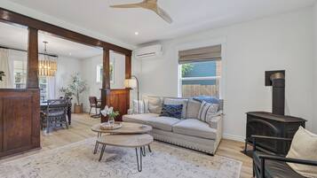 Smart TV, fireplace, books, stereo