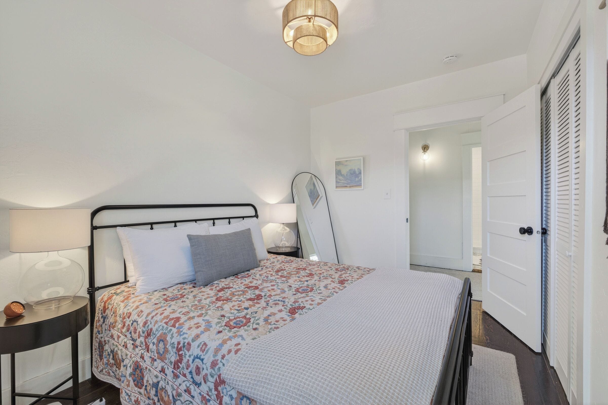 4 bedrooms, desk, iron/ironing board, free WiFi