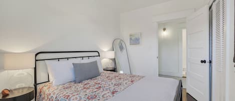 4 bedrooms, desk, iron/ironing board, free WiFi