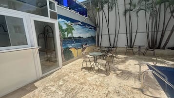 Appart'hÎtel, 1 chambre, accessible aux personnes à mobilité réduite, patio | Restauration extérieure