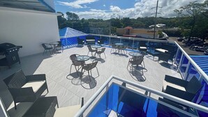 Terraço no terraço com área de estar externa, piscina e vista da região ao redor.