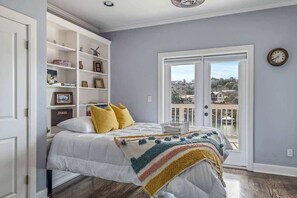 6 bedrooms, desk, iron/ironing board, travel cot - Lakefront Dream/Sleeps 16+/Pool/HotTub/Slides/Dock (Marble Falls)