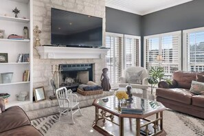 Smart TV, video games, DVD player, books - Lakefront Dream/Sleeps 16+/Pool/HotTub/Slides/Dock (Marble Falls)