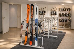 Un magasin de matériel de ski où l’on peut voir des skis et des bâtons de ski exposés sur des présentoirs.