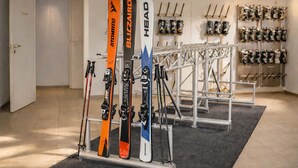 Un magasin de matériel de ski où l’on peut voir des skis et des bâtons de ski exposés sur des présentoirs.
