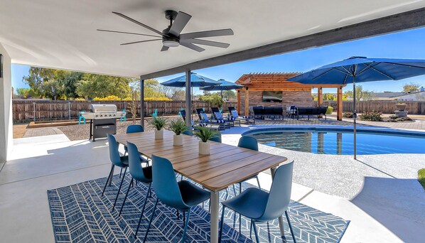 Outdoor dining - Spacious 5-bedroom house with Pickleball, Heated Pool, Hot Tub, and much more (Scottsdale)