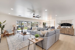 Living area - Spacious 5-bedroom house with Pickleball, Heated Pool, Hot Tub, and much more (Scottsdale)