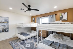 5 bedrooms, iron/ironing board, WiFi, bed sheets - Spacious 5-bedroom house with Pickleball, Heated Pool, Hot Tub, and much more (Scottsdale)