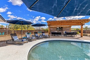 Pool - Spacious 5-bedroom house with Pickleball, Heated Pool, Hot Tub, and much more (Scottsdale)