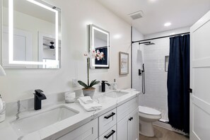 Shower, towels, soap, toilet paper - Spacious 5-bedroom house with Pickleball, Heated Pool, Hot Tub, and much more (Scottsdale)