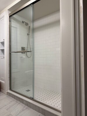 Een douche, een haardroger, handdoeken, zeep