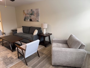 Smart TV, video library - Close to Hillsdale College in a modern home with dedicated work space (Hillsdale)