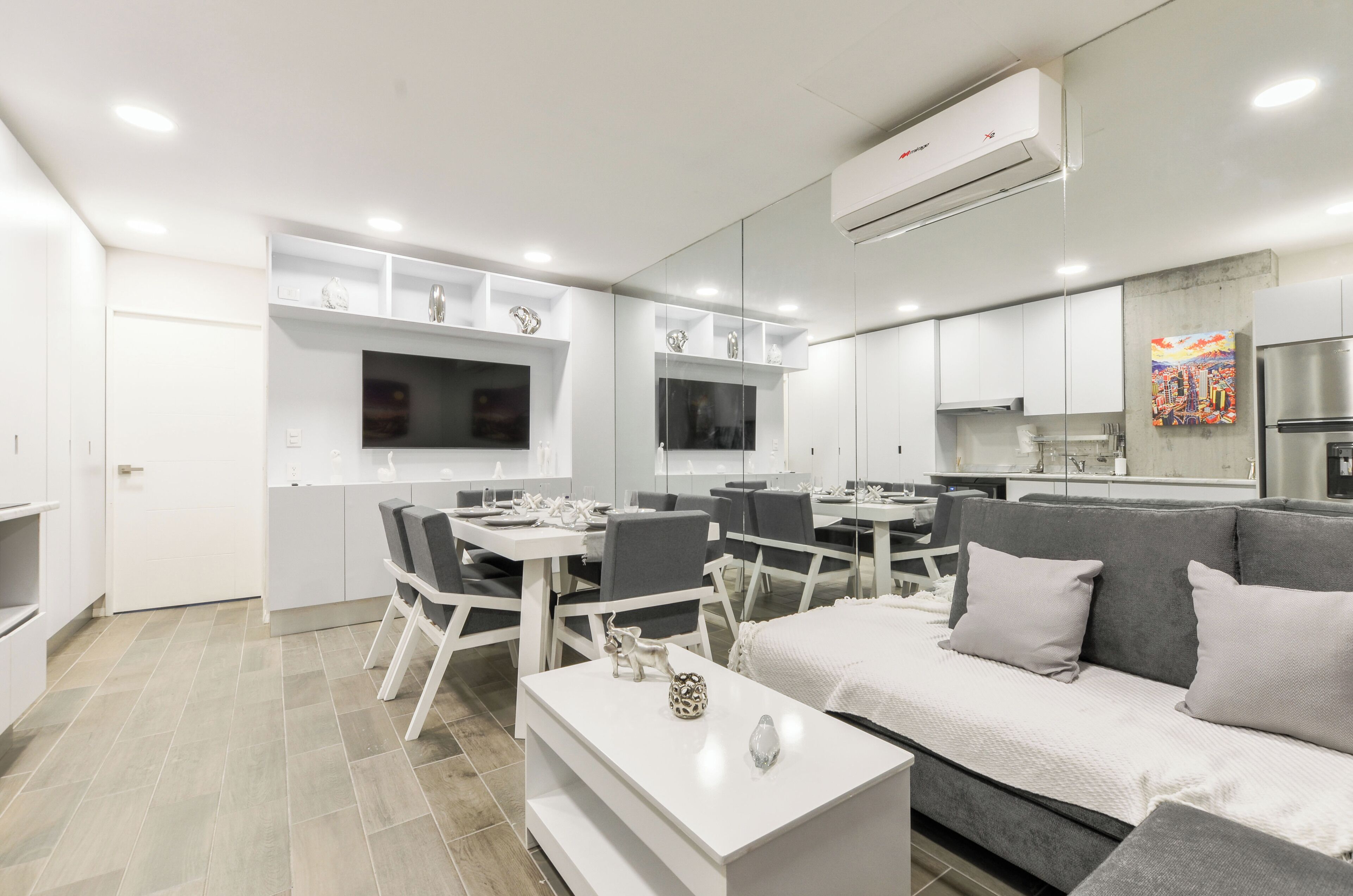 Suite básica, vista a la ciudad | Área de sala de estar