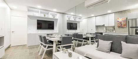 Suite básica, vista a la ciudad | Área de sala de estar