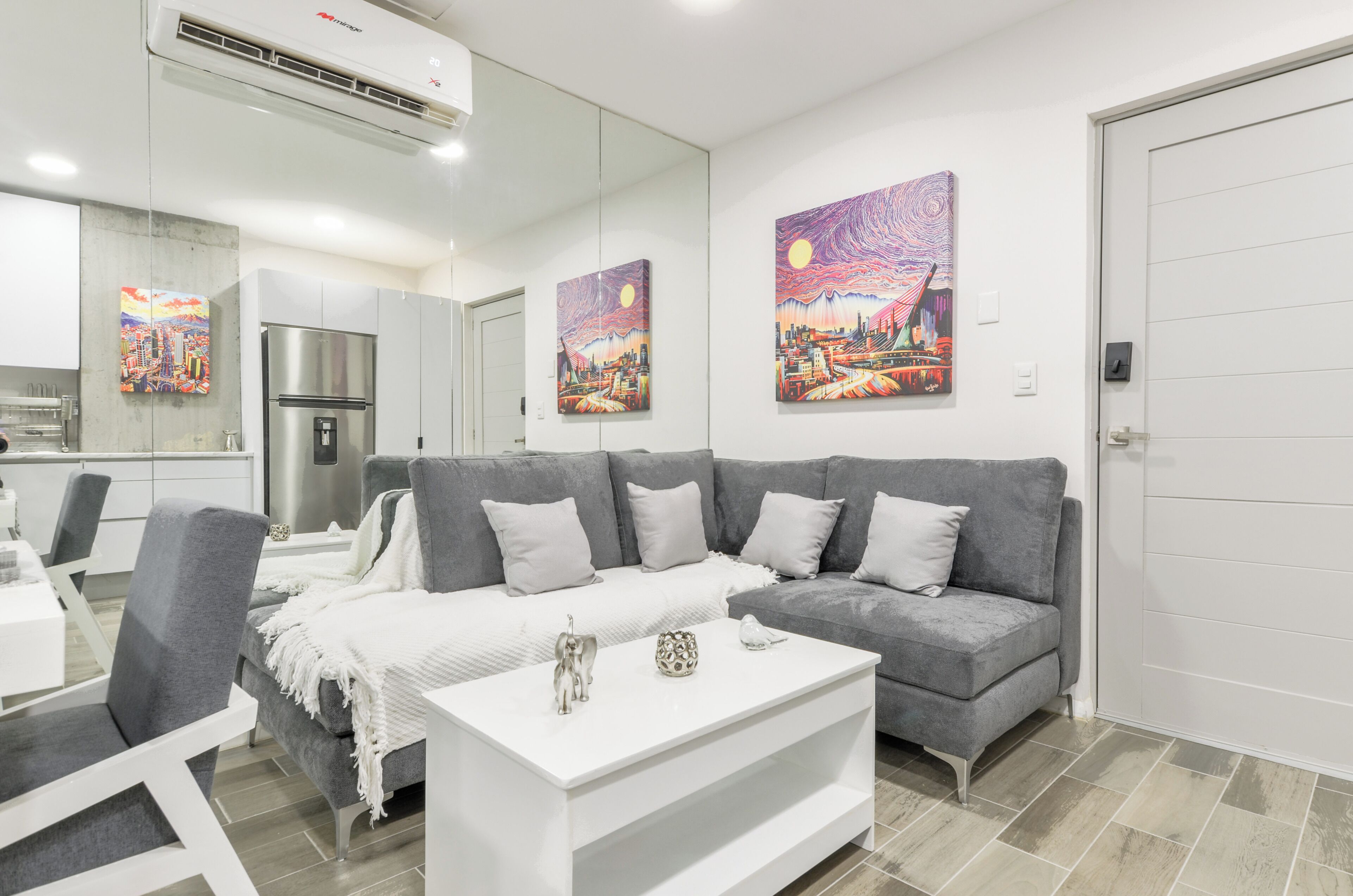 Suite básica, vista a la ciudad | Área de sala de estar