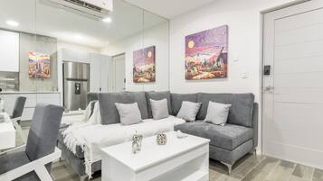 Suite básica, vista a la ciudad | Área de sala de estar