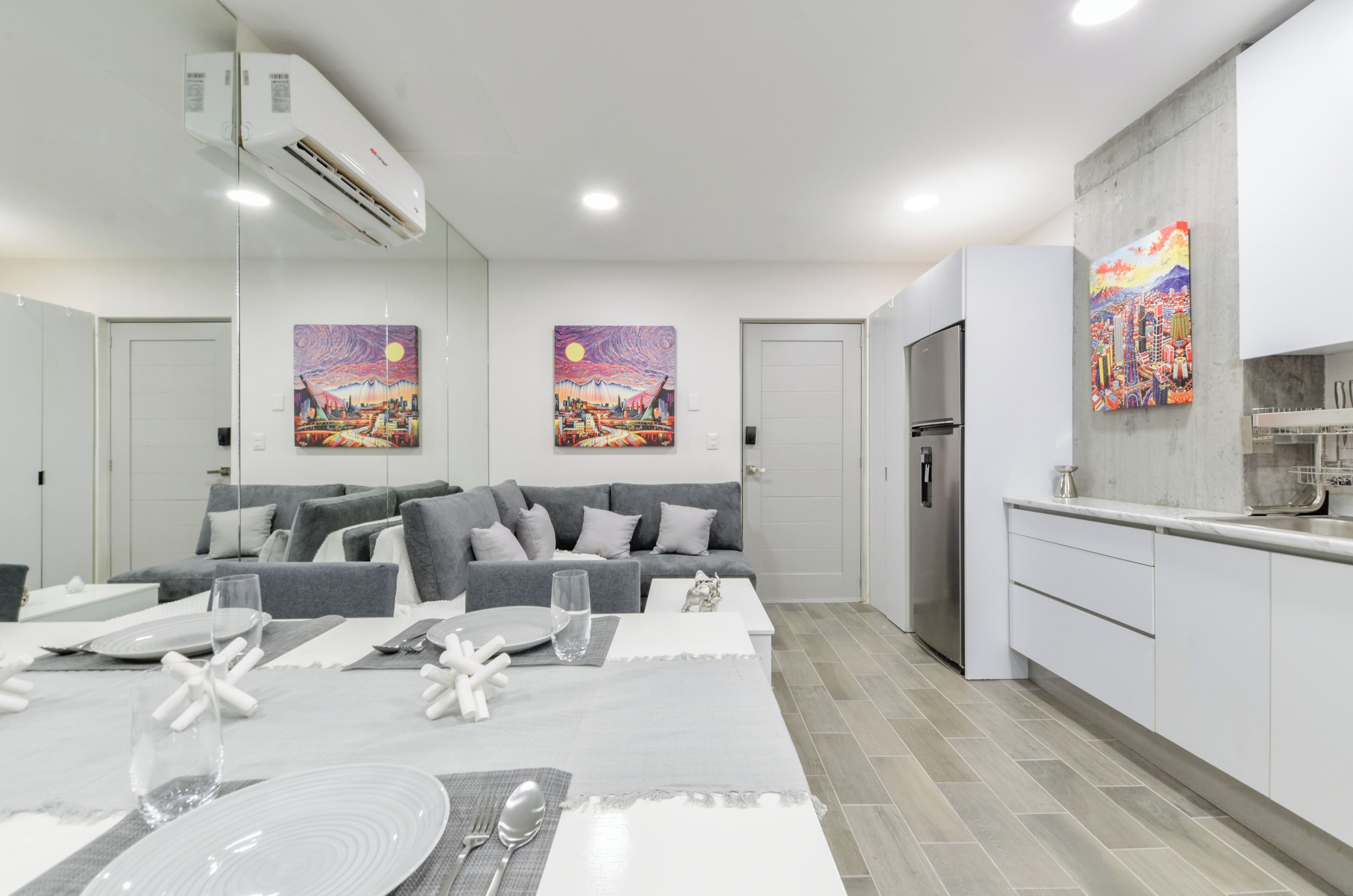 Basic Suite, City View | Dining room