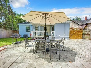 Outdoor dining - Private 1BR guest house near Downtown & Airport. Private entrance, WiFi, patio, peaceful stay. (Jacksonville)