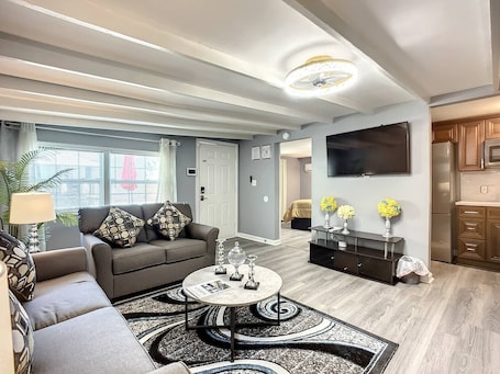 TV. Private 1BR guest house near downtown & airport • Separate entrance • WiFi • Patio • Comfortable stay.