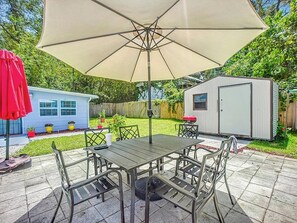Outdoor dining - Private 1BR guest house near Downtown & Airport. Private entrance, WiFi, patio, peaceful stay. (Jacksonville)