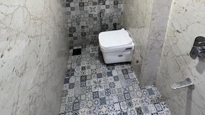 Kahden hengen deluxe-huone (yksi tai kaksi sänkyä) | Kylpyhuone | Suihku, ilmaiset hygieniatuotteet, saippua, sampoo