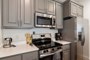 Frigorífico, microondas, horno y placa de cocina
