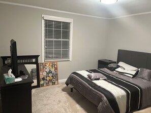 4 habitaciones, tabla de planchar con plancha, wifi y ropa de cama 