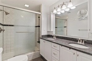 Dusche, Haartrockner, Bidet, Handtücher
