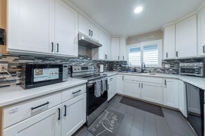 Fridge, microwave, oven, stovetop - Family Retreat Oasis Stylish 3BR Home w/ Garage (San Jose)