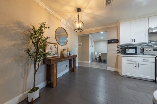 Family Retreat Oasis Stylish 3BR Home w/ Garage